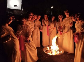 Mellan tagningarna på Young Royals. Mellan tagningarna på Young Royals.