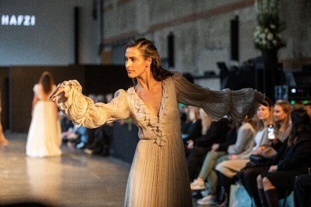 Modell for Leila Hafzi Oslo-visning