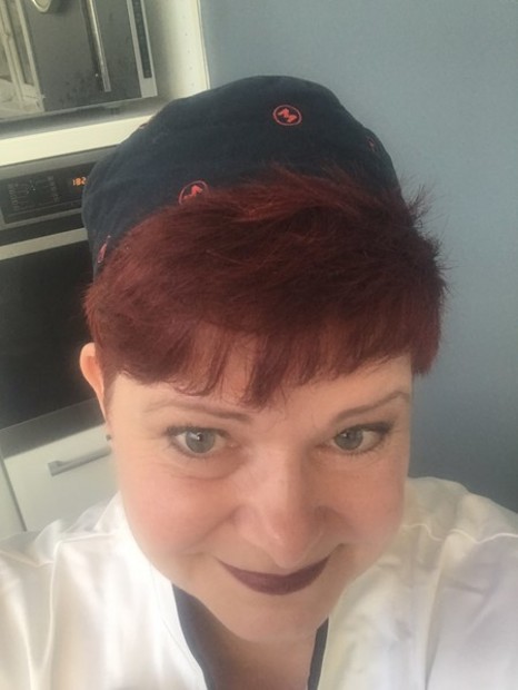 Ikke helt reglementert psatt hatt, men Lille-Beth er grn