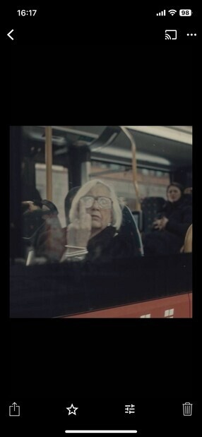 Viser finger som gammel dame på buss Viser finger som gammel dame på buss