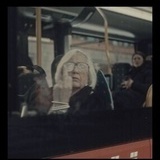 Viser finger som gammel dame på buss Viser finger som gammel dame på buss