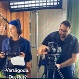 Spelade bakom kameran men var framför kameran