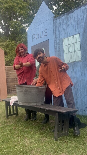 Rolig föreställning utomhus teater
