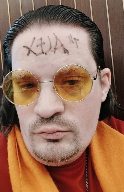 *RiKSHjÄLTE.MoNUMENT* i'M'ALe× vs. Carl Bildt