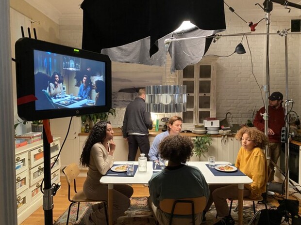 På sett med hele familien igjen. Gøy ned replikker!