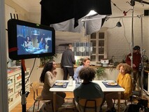 På sett med hele familien igjen. Gøy ned replikker!