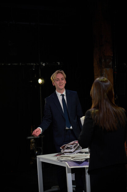 Foto fra et teaterstykke på et kontor