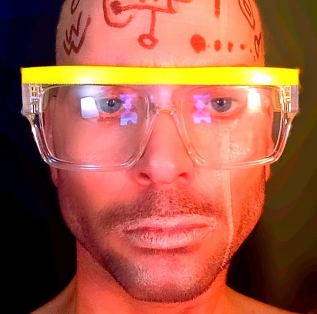 Pan Ca Dais, osakaiso