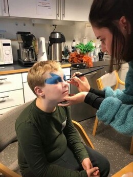 I Sminken før forestilling I Sminken før forestilling