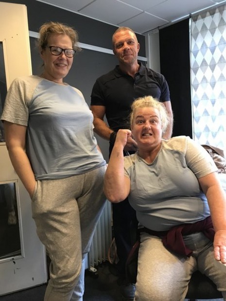 Farliga kvinnointerner med stor stark vakt Farliga kvinnointerner med stor stark vakt