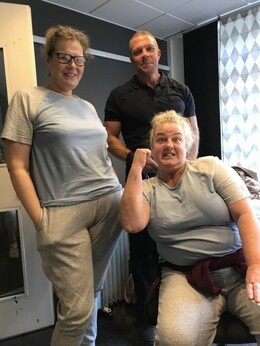 Farliga kvinnointerner med stor stark vakt Farliga kvinnointerner med stor stark vakt