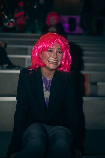 Performance i forkant av filmpremiere.