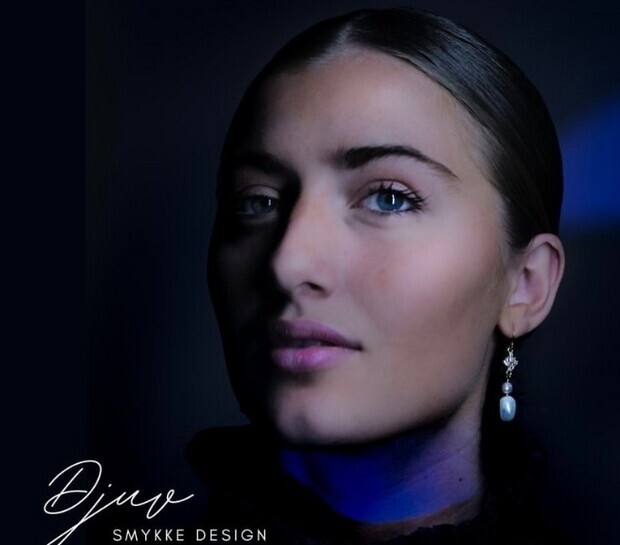 Reklame for øredobber. Fotograf Ingrid Håvardsholm