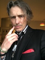 Mrk dress, rdt trkle, sort hv strip skjorte,