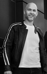 Svart-hvitt halv figur