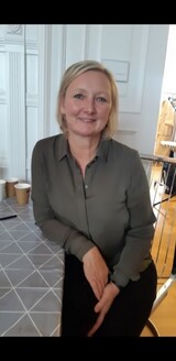 Sd, smilende og mdepligtig statist