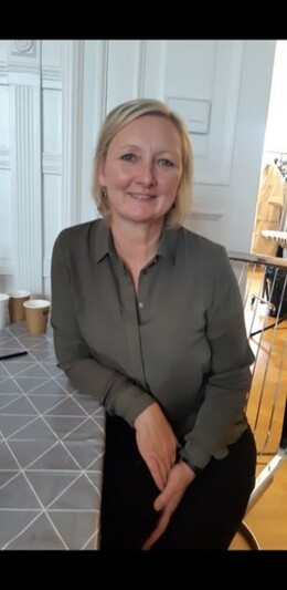 Sød, smilende og mødepligtig statist Sød, smilende og mødepligtig statist