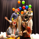 Meg som klovn i forestillinga Fargeslukeren