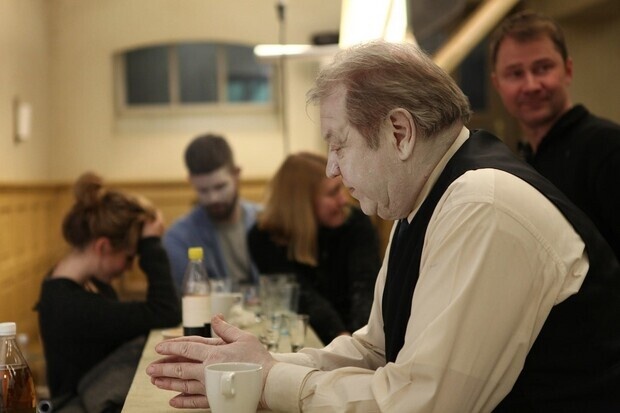?En duva satt på en gren och funderade på tillvaron?, regiss