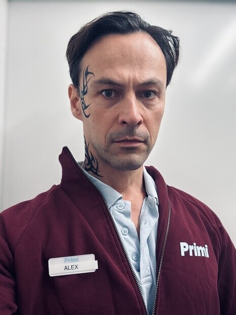 Mannen med tatueringar i ansiktet