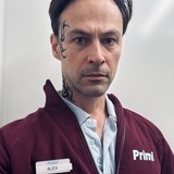 Mannen med tatueringar i ansiktet