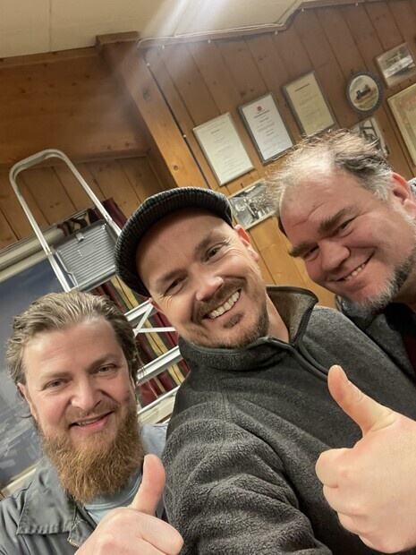 3 blide karer selv etter 12 timer.