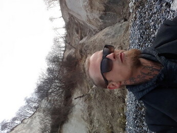 Grå himmel + briller=skyggebriller Grå himmel + briller=skyggebriller