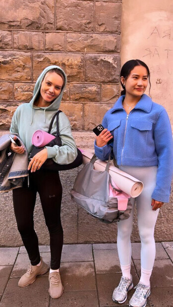 Yoga tjejer som ska till gymmet