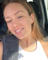 Med sminke før e-commerce shoot Med sminke før e-commerce shoot