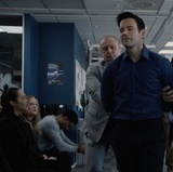 Spiller politi som arresterer en av hovedpersonene