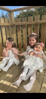 Privat bild med sina systrar Privat bild med sina systrar