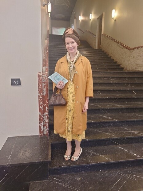 Kunstinteresserte dame fra 1959 i Kunstnernes hus.