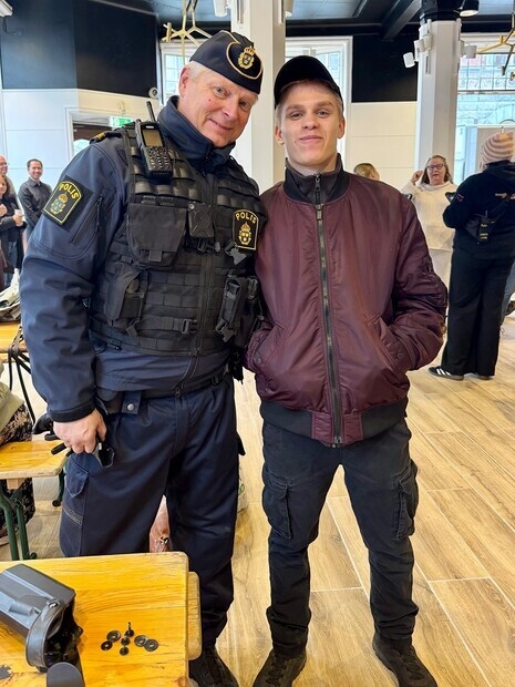 Polis vid demonstration Wallander