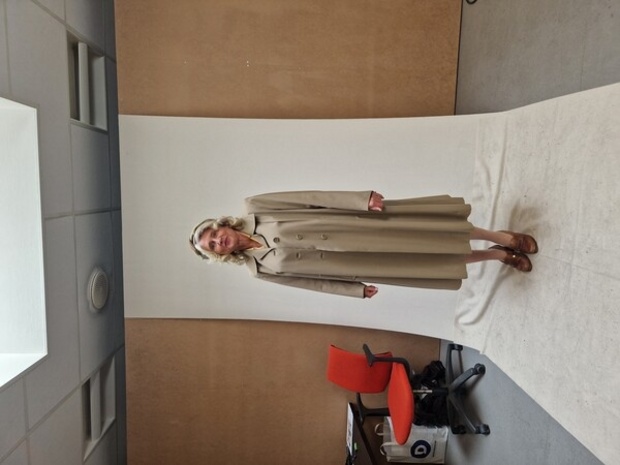 Tilskuer på kronprins Haralds avduking av statue.