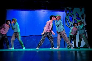 Iris Berg (tilll va?nster i mitten) i Max och Moritz Iris Berg (tilll va?nster i mitten) i Max och Moritz