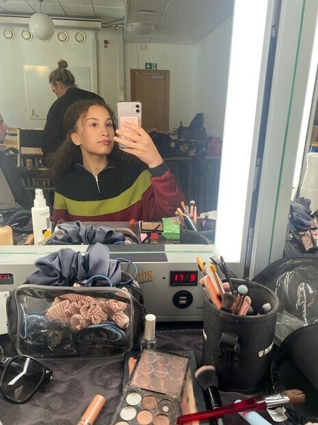 Sminkad på filminspelning