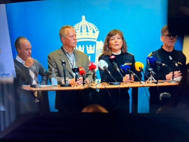 Hll i presskonferens som PR officer p polisen.