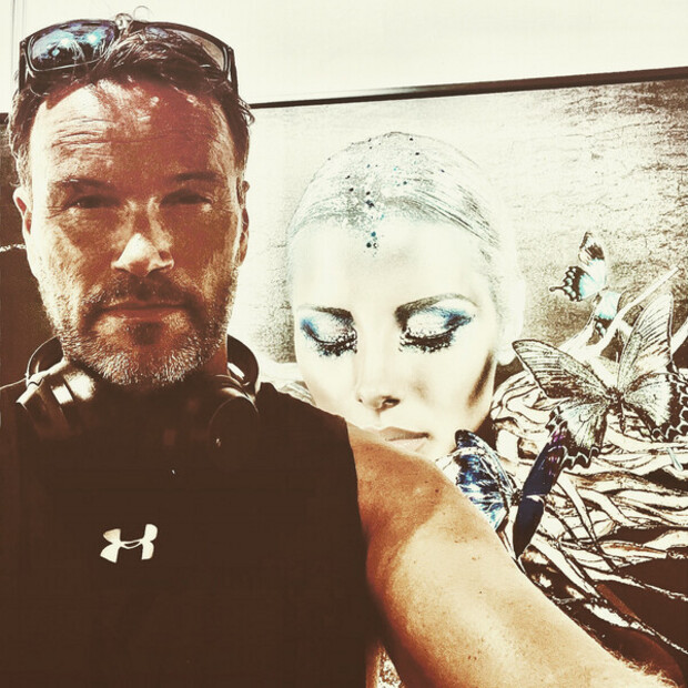 Stoppet under ferie i Dubai for å være besøkende på en kunst Stoppet under ferie i Dubai for å være besøkende på en kunst