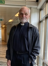 Präst med lite agerande Präst med lite agerande