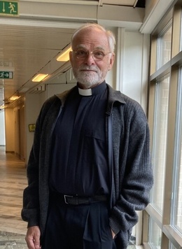 Präst med lite agerande Präst med lite agerande
