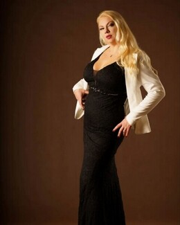 Professionel skuespillerinde. Professionel skuespillerinde.