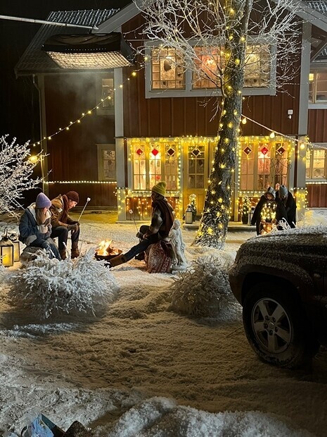 Mysig reklam inspelning vid brasa Mysig reklam inspelning vid brasa