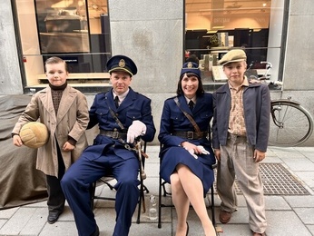 Med huvudrollsinnehavare Med huvudrollsinnehavare