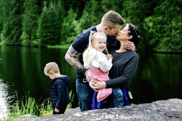 Her blir jeg litt flau når mamma og pappa susser?? Her blir jeg litt flau når mamma og pappa susser??