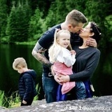 Her blir jeg litt flau når mamma og pappa susser?? Her blir jeg litt flau når mamma og pappa susser??