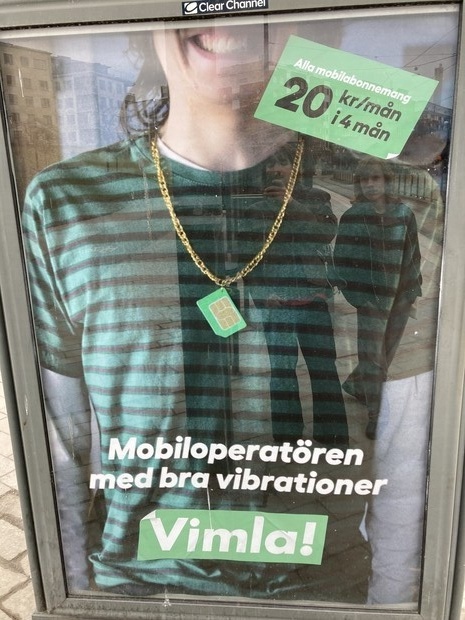 Jag på en Vimla reklam affisch vid busstation