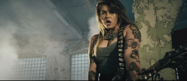 Gitarrspelande rocktjej