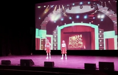 Hedda spiller Gabriella og synger på Chateau Neuf Hedda spiller Gabriella og synger på Chateau Neuf