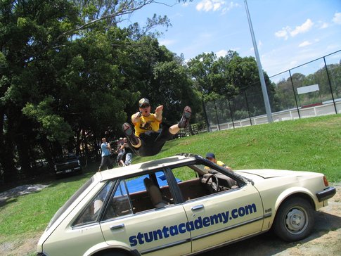 Skjuten och flyger ver bil