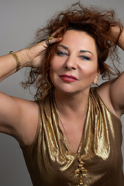 Lady in blue gold